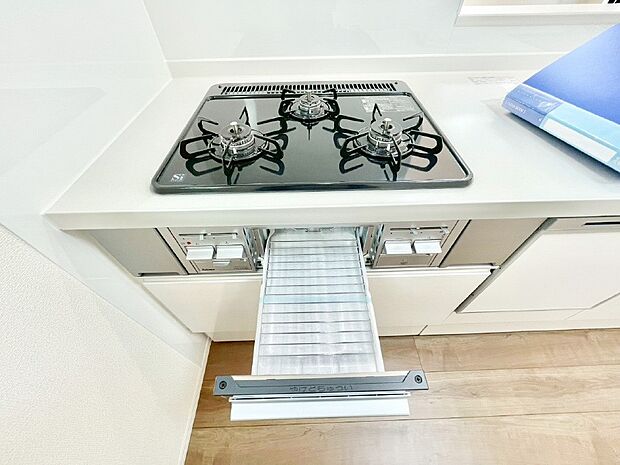 【その他設備(三ツ口コンロ)】三口ガスコンロでお料理が一気にはかどりそう。  