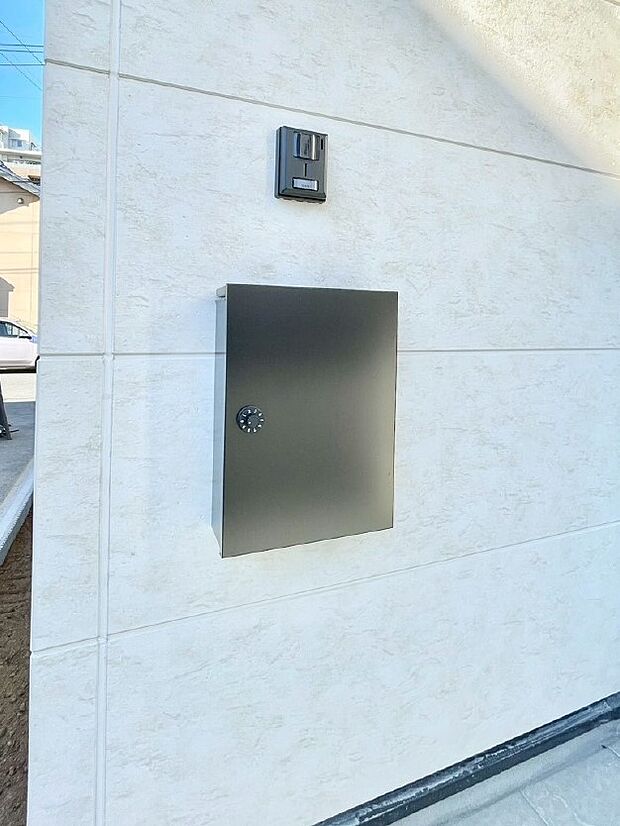 【その他現地】シンプルデザインのポスト。