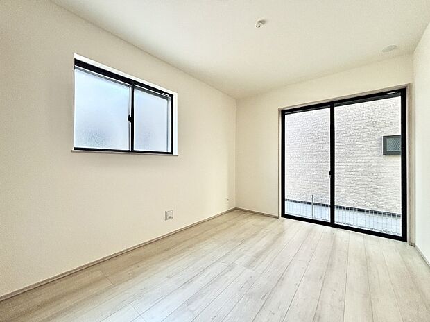 【リビングダイニング】「ただいま」「おかえり」家族とのコミュニケーションが深まるリビングイン階段。 