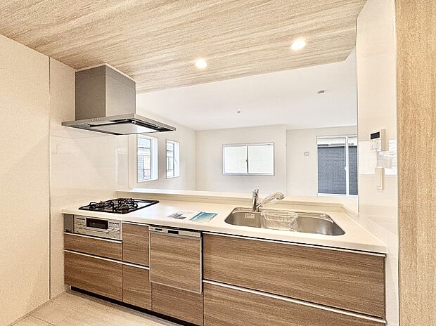 【ダイニングキッチン】料理をしながらご家族との会話を楽しめる対面カウンターキッチン