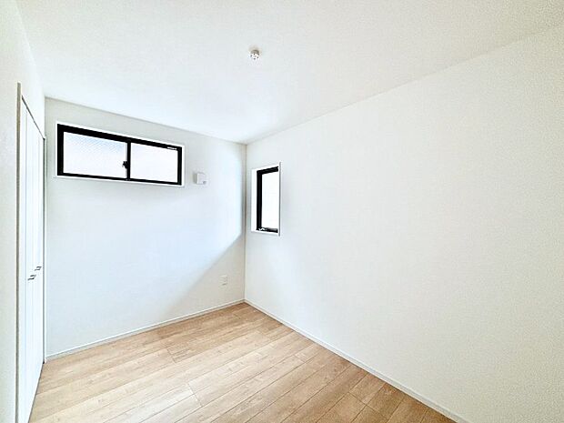 【子供部屋】窓からのやさしい光が心地よいプライベートルーム