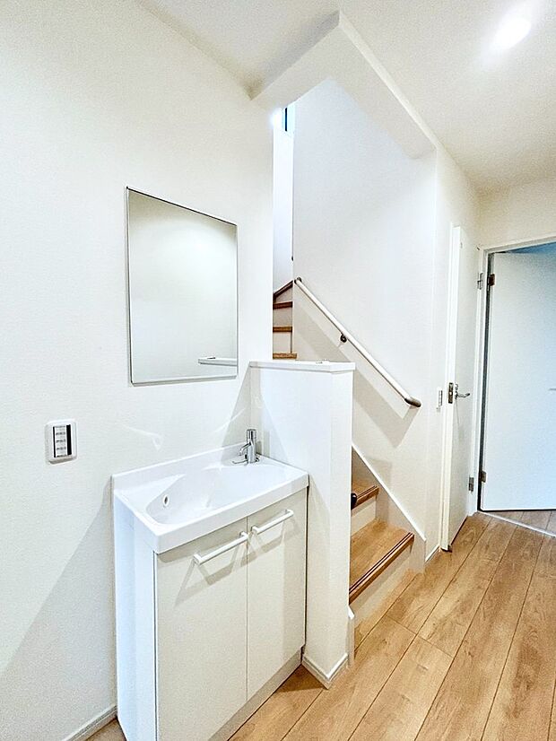 【セカンド洗面台】1階玄関ホールのセカンド洗面台。帰ってきてすぐにうがい手洗いが可能！