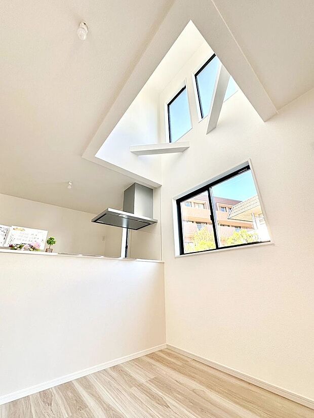 【その他設備(吹き抜け)】明るい日差しが差し込む吹き抜け設計