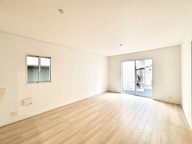 【リビングダイニング】大きな窓からたっぷりの陽光と風を感じられるリビング