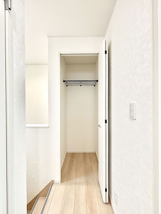 【その他設備(廊下収納)】廊下収納。掃除道具や季節の小物を収納することができます。