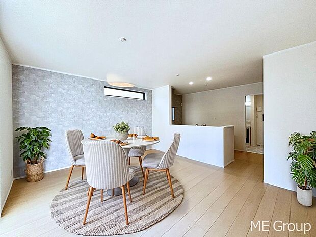 【リビング】ご家族の賑やかな話し声で包まれる明るいリビング  ※家具はCGです