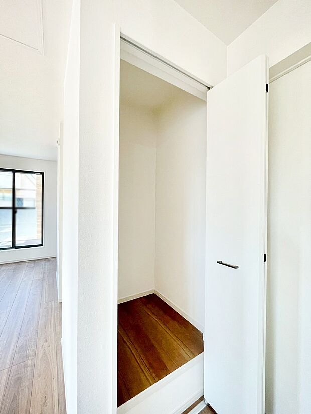 【リビング収納】リビング収納。ここに収納があると物が集まるLDKがスッキリ片付きそうですね。  