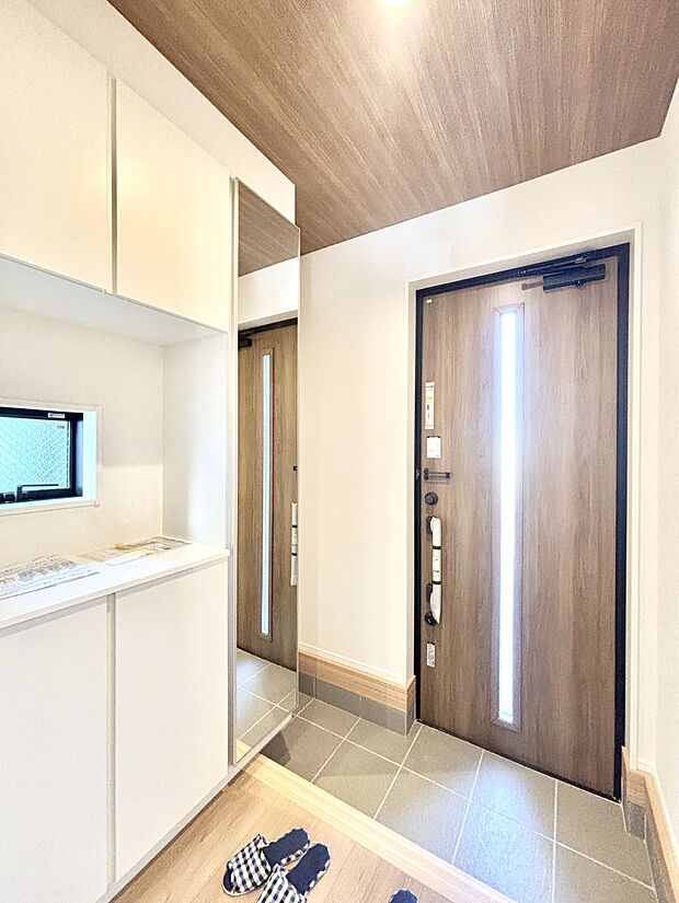 【洗面台・洗面所】大きく見やすい三面鏡で清潔感ある洗面台は、身だしなみチェックや肌のお手入れにおすすめです。