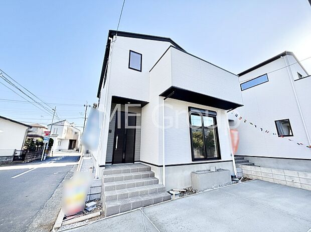 【現地外観写真】暮らしやすさと居心地の良さにこだわったシンプルで飽きのこないデザイン！