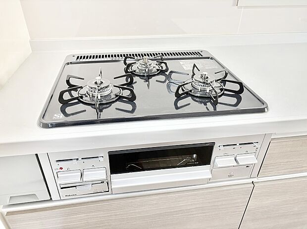 【Ｓｉセンサーコンロ】ガスコンロはＳｉセンサー搭載。火力調節や焦げ付き・消し忘れも防いでくれます。