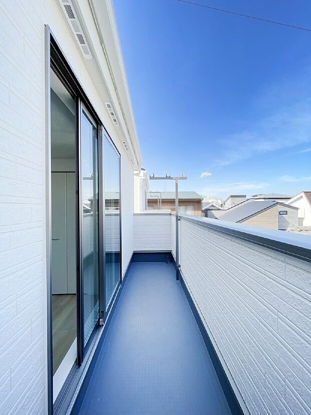 【バルコニー】ゆったりバルコニーだから沢山お洗濯ものを干せます。