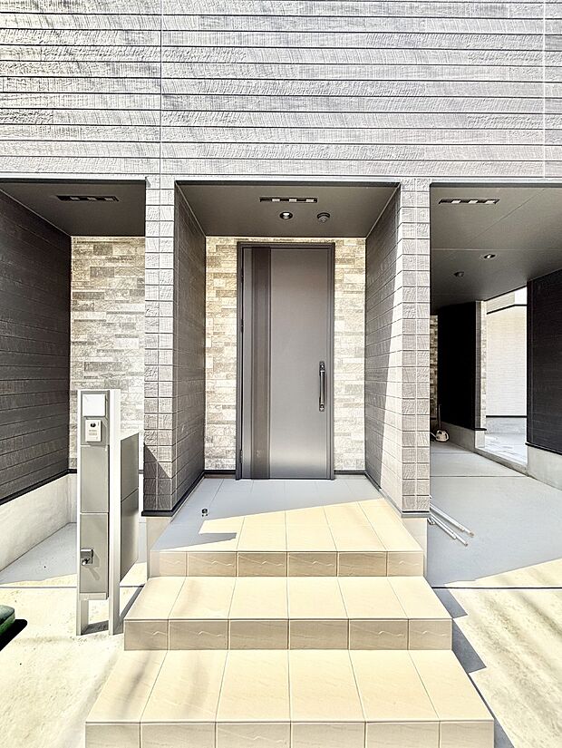 【玄関】玄関前は雨が降っても濡れにくい屋根付き