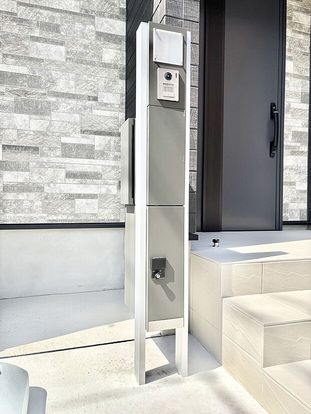 【その他現地】シンプルデザインのポスト。