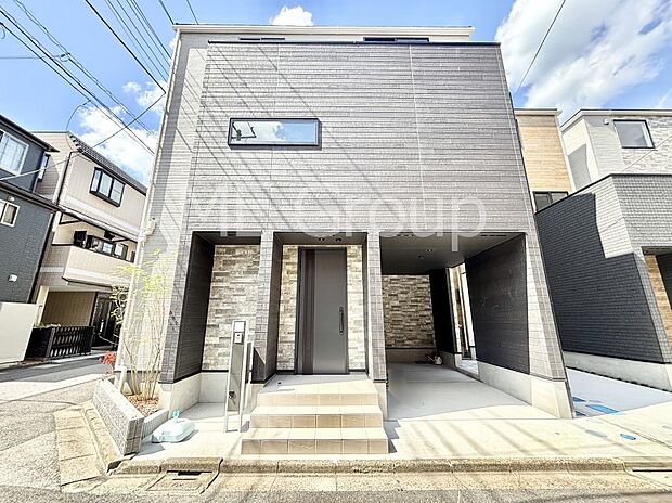 【現地外観写真】洗練された外観、上質な住空間が広がる室内は永く安心して過ごせる住居です。