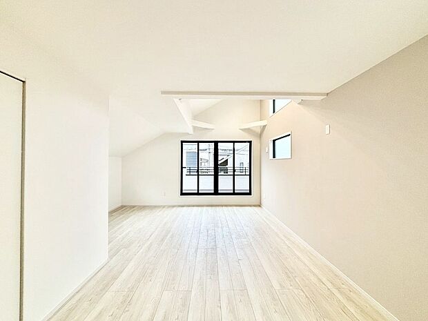 【リビングダイニング】大きな窓からたっぷりの陽光と風を感じられるリビング