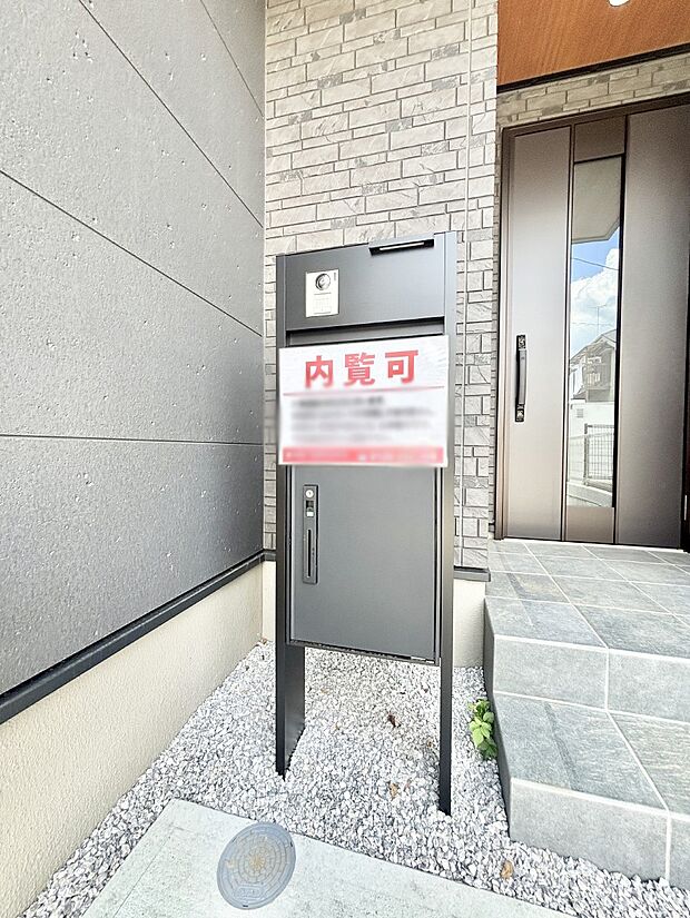 【その他現地】表札・インターホン・ポスト・宅配BOXをひとつに集約。エントランスになじむシンプルデザイン。