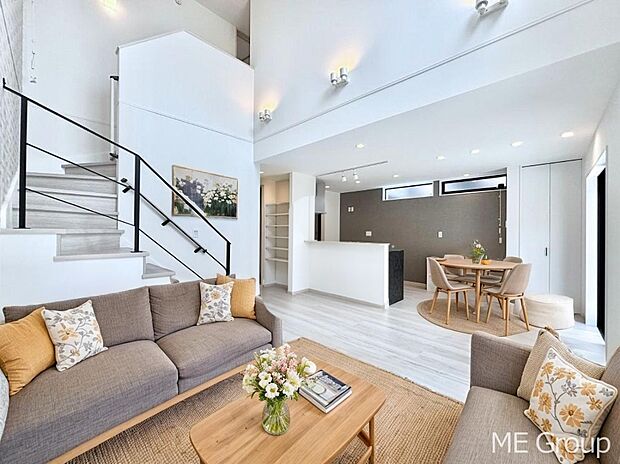 【リビング】ご家族の賑やかな話し声で包まれる明るいリビング ※家具はCGです