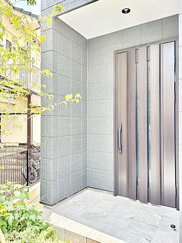 【玄関】玄関前は雨が降っても濡れにくい屋根付き