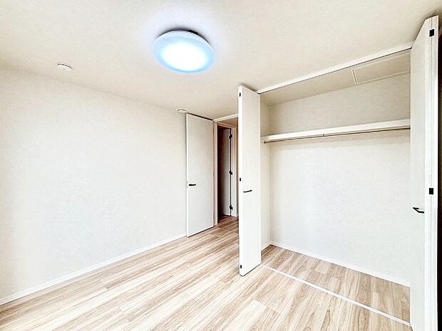 【寝室】収納が充実しているので居住スペースを広々使えます