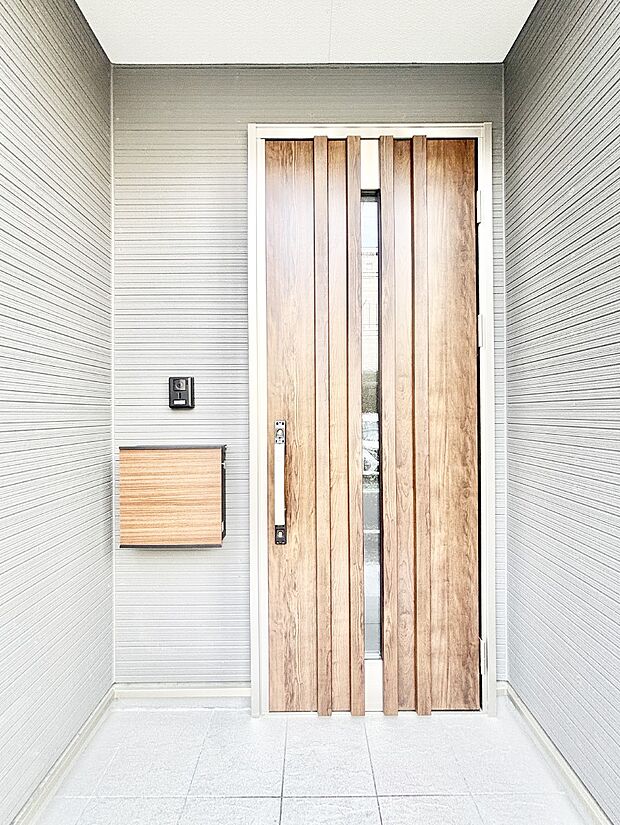 【玄関】玄関前は雨が降っても濡れにくい屋根付き