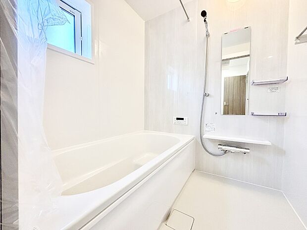 【浴室】一日の疲れを癒してくれる明るい清潔感のあるバスルーム