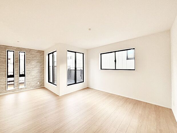 【リビングダイニング】大きな窓からたっぷりの陽光と風を感じられるリビング