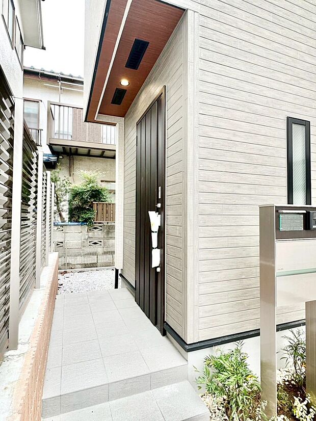 【玄関】大切な家族、来客を出迎える玄関。