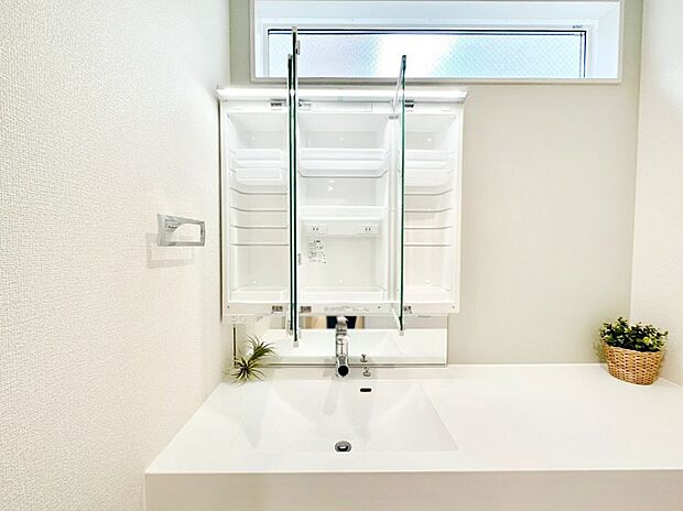 【三面鏡裏収納】三面鏡の裏に、化粧品や衛生用品などを収納可能。洗面台をすっきりと保ちます！