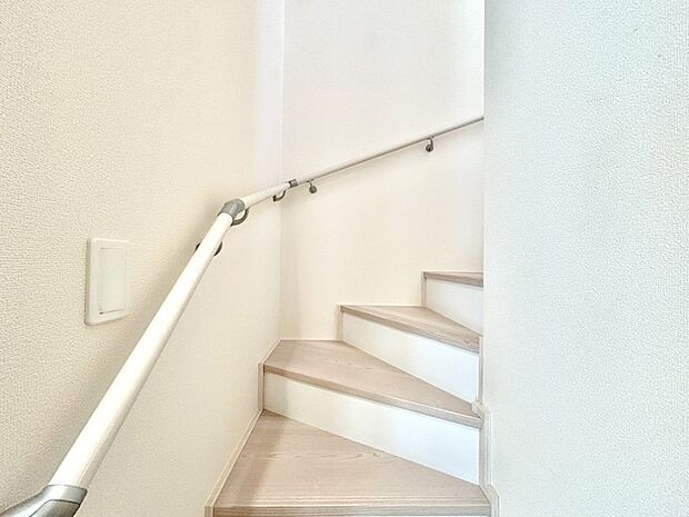 【その他内観】階段は手すり付きなので小さなお子さまやご高齢の方も安心です