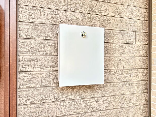 【その他現地】シンプルデザインのポスト。　