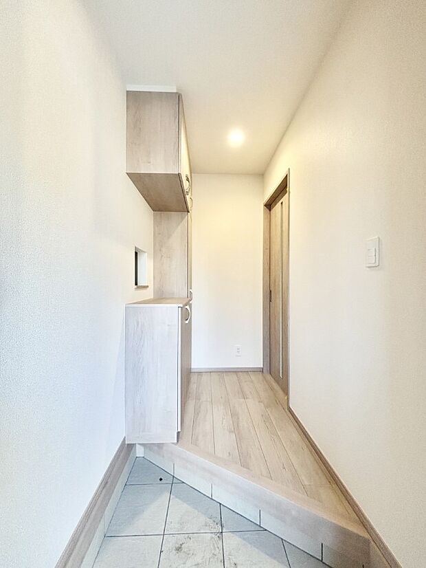 【玄関】いつもきれいにしておきたい玄関ですね。  　