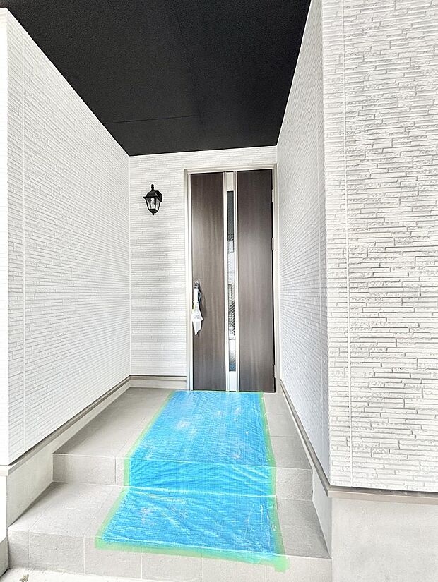 【玄関】玄関前は雨が降っても濡れにくい屋根付き  