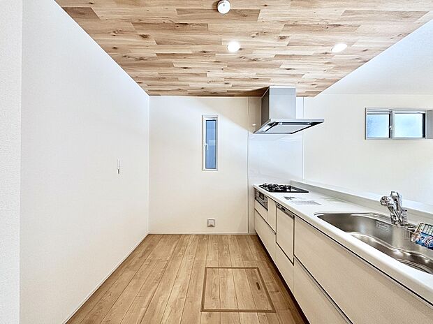 【ダイニングキッチン】爽やかな風が通り抜けるキッチン。窓があるので明るく換気にも役立ちます。