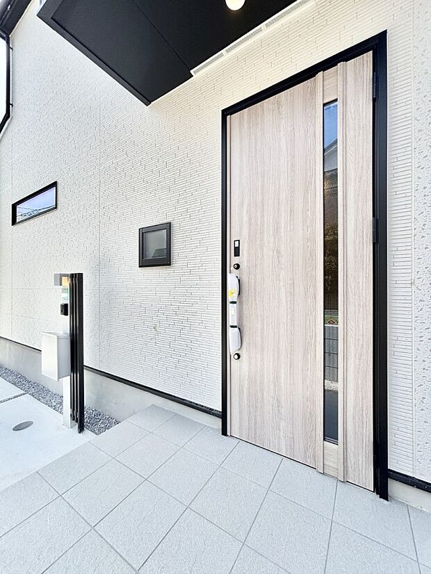 【玄関】住まいの顔を演出する、玄関ドア。 