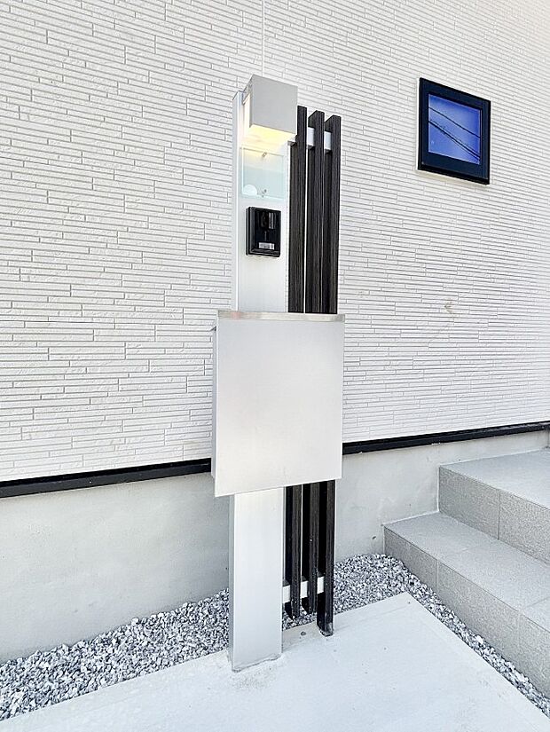 【その他現地】表札・インターホン・ポストをひとつに集約。エントランスになじむシンプルデザイン。