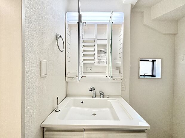 【三面鏡裏収納】三面鏡の裏に、化粧品や衛生用品などを収納可能。洗面台をすっきりと保ちます！