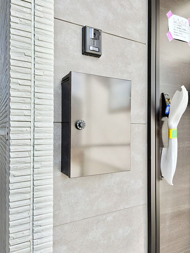 【その他現地】シンプルデザインのポスト。