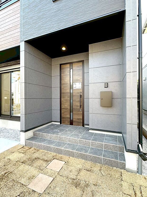 【玄関】大切な家族、来客を出迎える玄関。