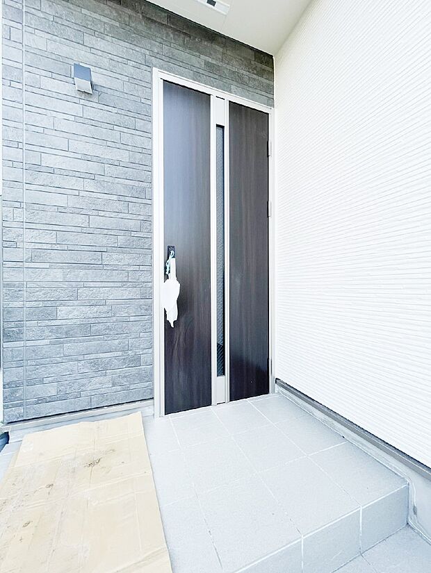 【玄関】玄関前は雨が降っても濡れにくい屋根付き