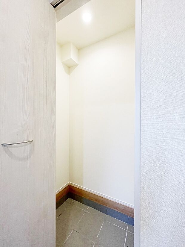 【収納】大きなものも片付く土間収納付きで、いつでも玄関はスッキリ