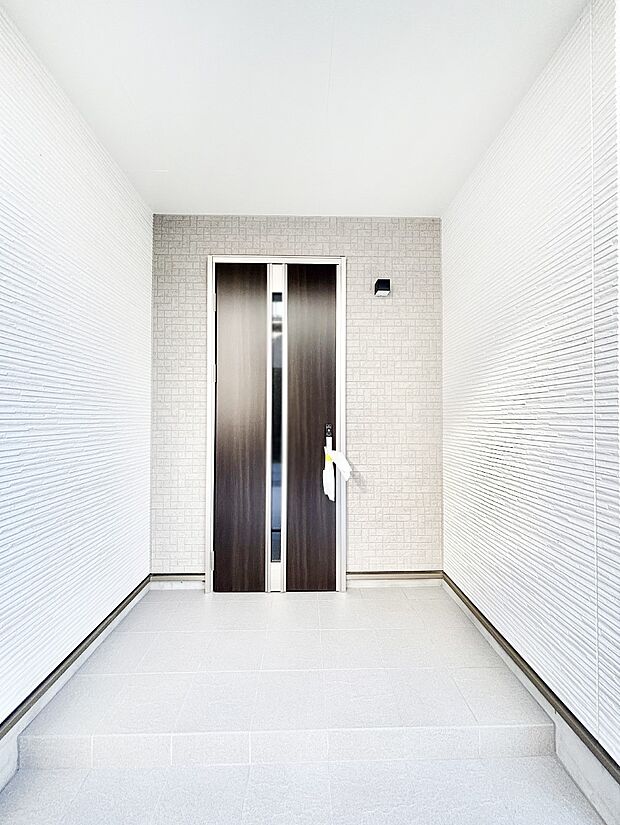 【玄関】大切な家族、来客を出迎える玄関。