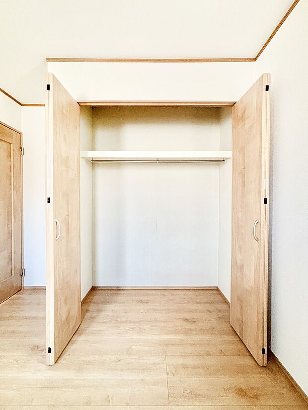 【収納】洋室のクローゼット。奥行きがあるので厚手の衣類もすっきり収まります。