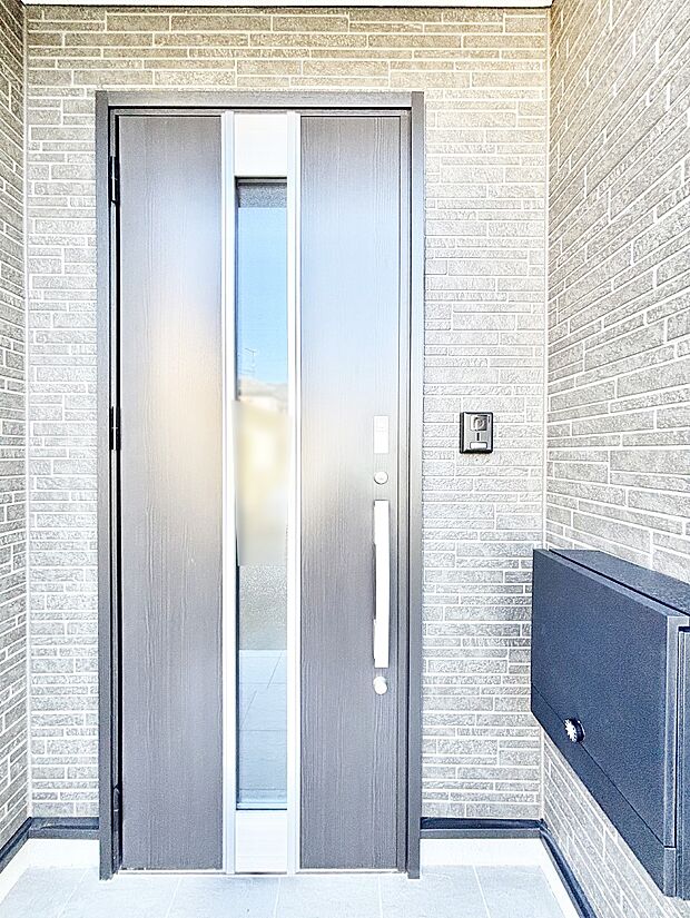 【玄関】住まいの顔を演出する、玄関ドア。