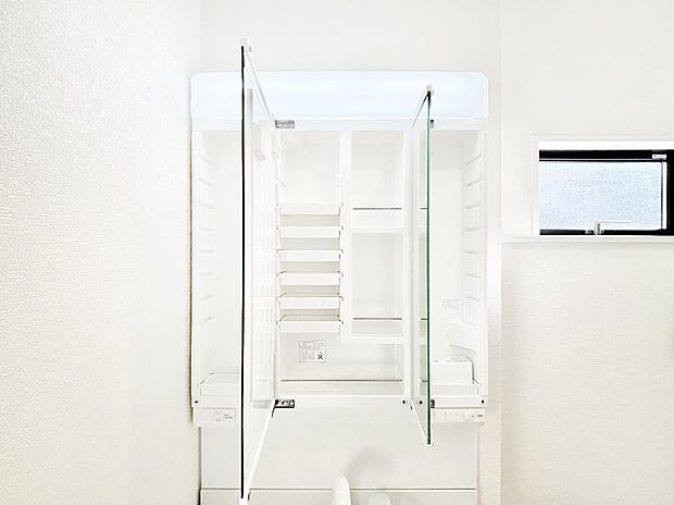 【三面鏡裏収納】三面鏡の裏に、化粧品や衛生用品などを収納可能。洗面台をすっきりと保ちます！