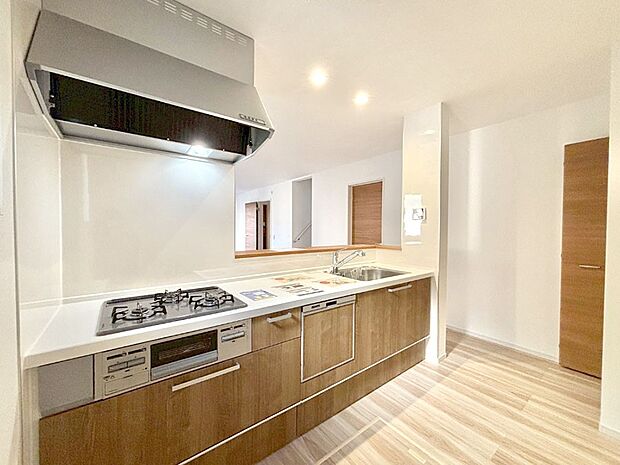 【ダイニングキッチン】料理をしながらでもご家族との会話を楽しめる対面キッチン