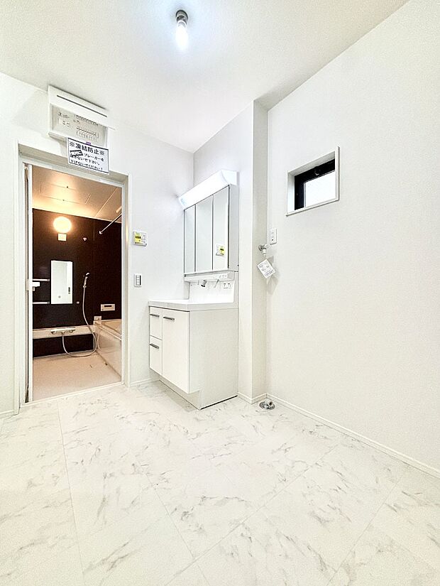 【脱衣場】清潔感のある快適空間です。毎日の身支度も気持ち良くお使い頂けます。 