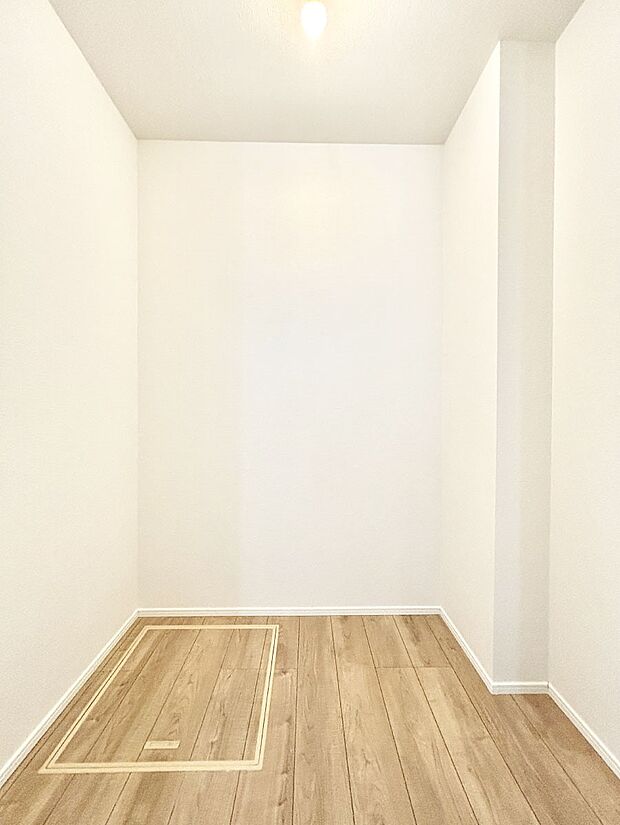 【ウォークインクローゼット】ウォークインクローゼット付きで生活空間を広く利用できます。