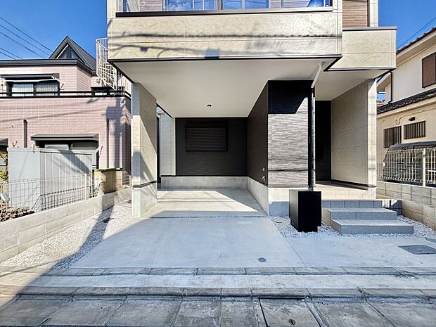 【駐車場】ビルトインタイプは大切なお車を傷や汚れから守ることができます。