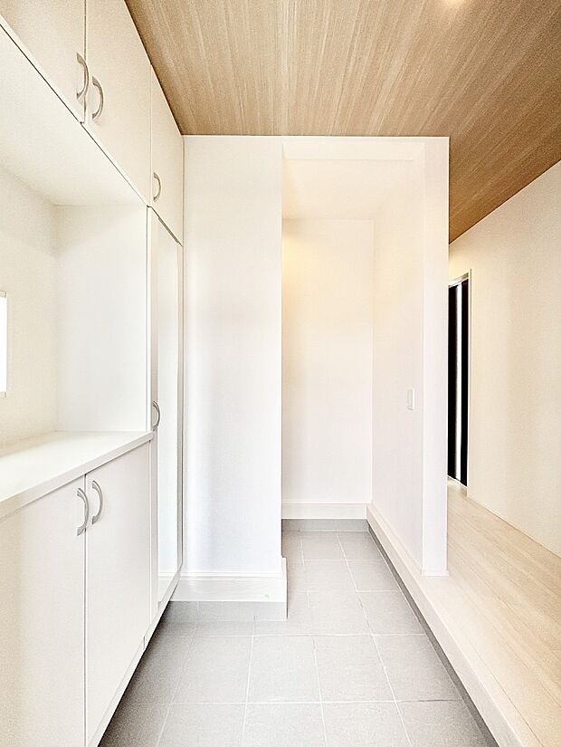 【玄関】散らかりがちな玄関もスッキリの玄関収納付