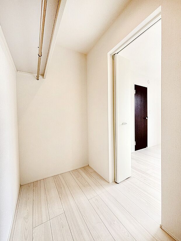 【ウォークインクローゼット】大容量の収納が嬉しいWIC付き。毎日の洋服のコーディネートが楽しくなります。